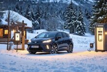 Kış aylarında elektrikli araç kullanımı için soğuk bir manzarada park etmiş bir EV.