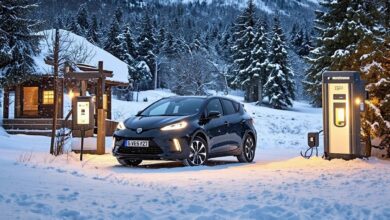 Kış aylarında elektrikli araç kullanımı için soğuk bir manzarada park etmiş bir EV.